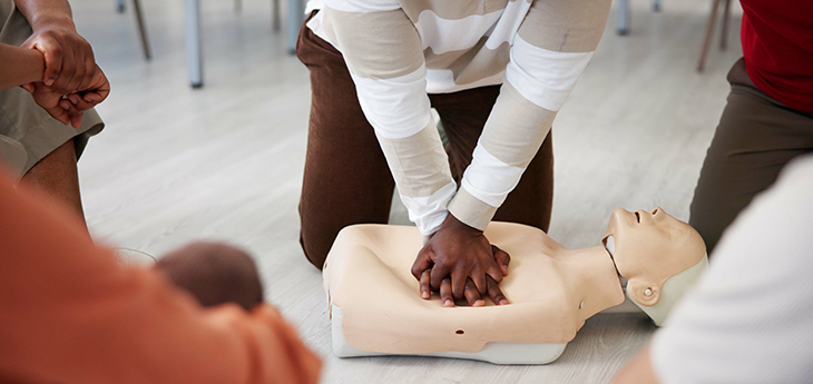 Ngừng tim đột ngột: Hướng dẫn CPR và cách sử dụng AED hiệu quả Ngừng tim đột ngột: Hướng dẫn CPR và cách sử dụng AED hiệu quả