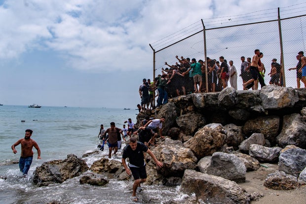 Tây Ban Nha Trả Hơn 48,000 Người Di Cư Về Marốc Từ Ceuta; Hàng Chục Người Chết Thương Tâm Tây Ban Nha Trả Hơn 48,000 Người Di Cư Về Marốc Từ Ceuta; Hàng Chục Người Chết Thương Tâm