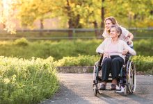 Giữ gìn sức khỏe khi chăm sóc người thân: Hướng dẫn thiết thực cho người chăm sóc