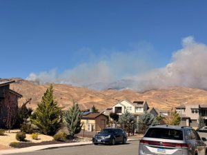 Hỏa hoạn Hawk bùng phát nhanh gần Reno, Nevada buộc hàng nghìn người phải sơ tán
