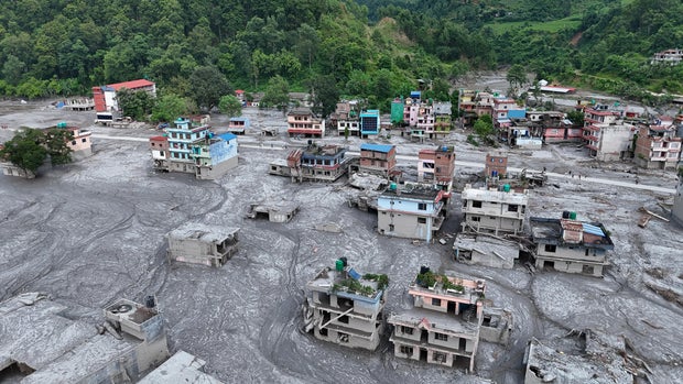 Lũ lụt bất ngờ ở Nepal: Hơn 600 người thiệt mạng, khoảng 3.000 người vẫn mất tích Lũ lụt bất ngờ ở Nepal: Hơn 600 người thiệt mạng, khoảng 3.000 người vẫn mất tích