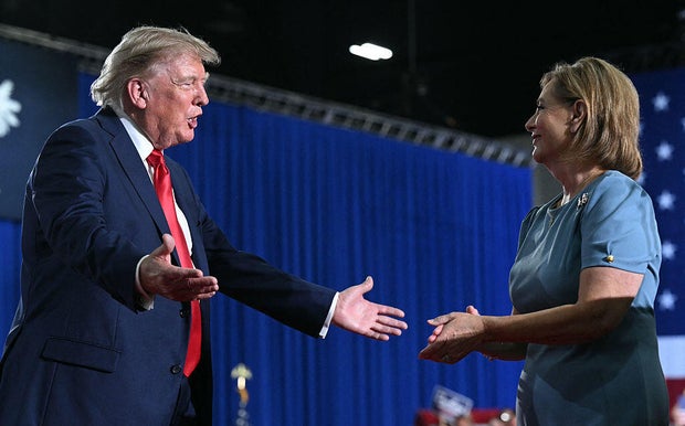 Trump Vận Động Cùng Darline Graham Tại Nam Carolina Trước Cuộc Bầu Cử Phụ