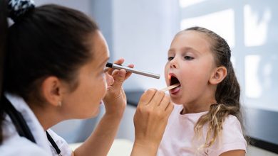 Cách phân biệt viêm họng liên cầu khuẩn và viêm họng thông thường: Dấu hiệu nhận biết rõ ràng!