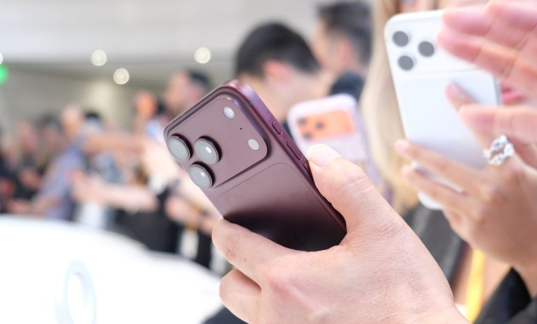 Người Việt chi 300 tỷ đồng để ‘đặt cọc’ iPhone 18 Pro: Cơn sốt công nghệ mới! Người Việt chi 300 tỷ đồng để ‘đặt cọc’ iPhone 18 Pro: Cơn sốt công nghệ mới!