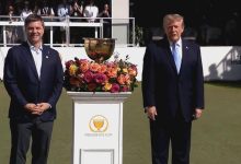 Trump tham dự Presidents Cup; Cuộc đối đầu biểu tình sôi nổi bên ngoài câu lạc bộ quốc gia Trump tham dự Presidents Cup; Cuộc đối đầu biểu tình sôi nổi bên ngoài câu lạc bộ quốc gia
