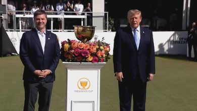 Trump tham dự Presidents Cup; Cuộc đối đầu biểu tình sôi nổi bên ngoài câu lạc bộ quốc gia Trump tham dự Presidents Cup; Cuộc đối đầu biểu tình sôi nổi bên ngoài câu lạc bộ quốc gia