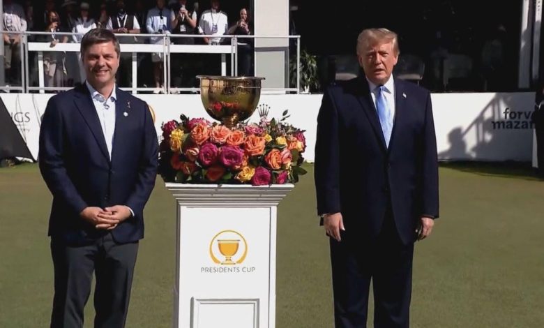 Trump tham dự Presidents Cup; Cuộc đối đầu biểu tình sôi nổi bên ngoài câu lạc bộ quốc gia Trump tham dự Presidents Cup; Cuộc đối đầu biểu tình sôi nổi bên ngoài câu lạc bộ quốc gia